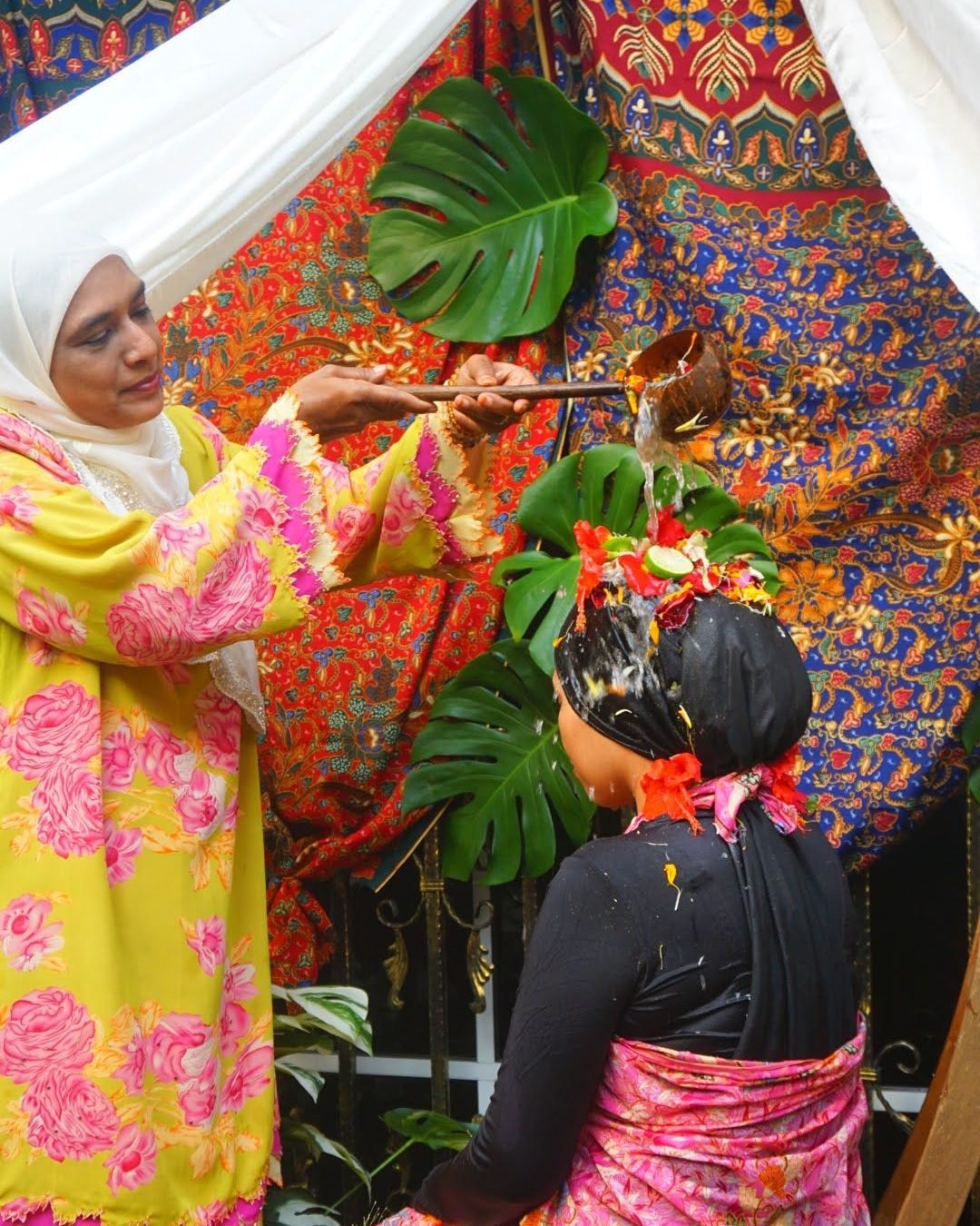 Hajah Hatijah menjalankan sesi mandi bunga di Al-Hikmah, Kampung Pandan KL